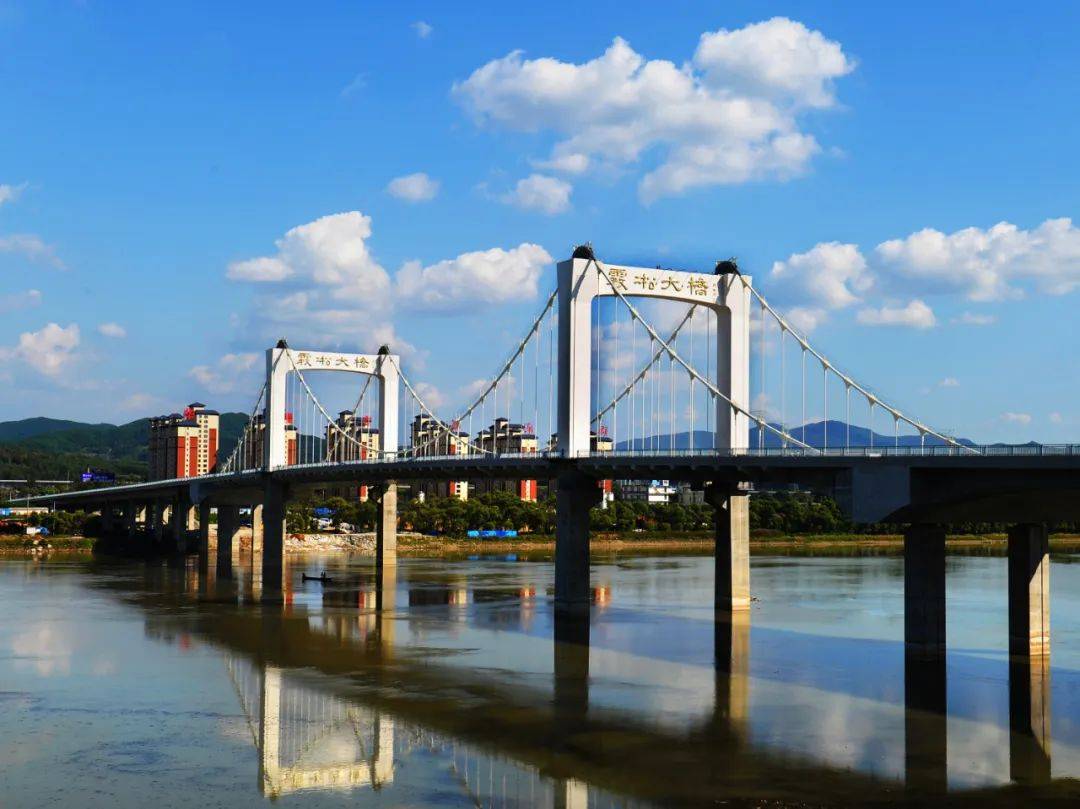 吉林雾凇大桥,位于吉林市松花江上,连接雾凇高架桥,西起松江东路,东至