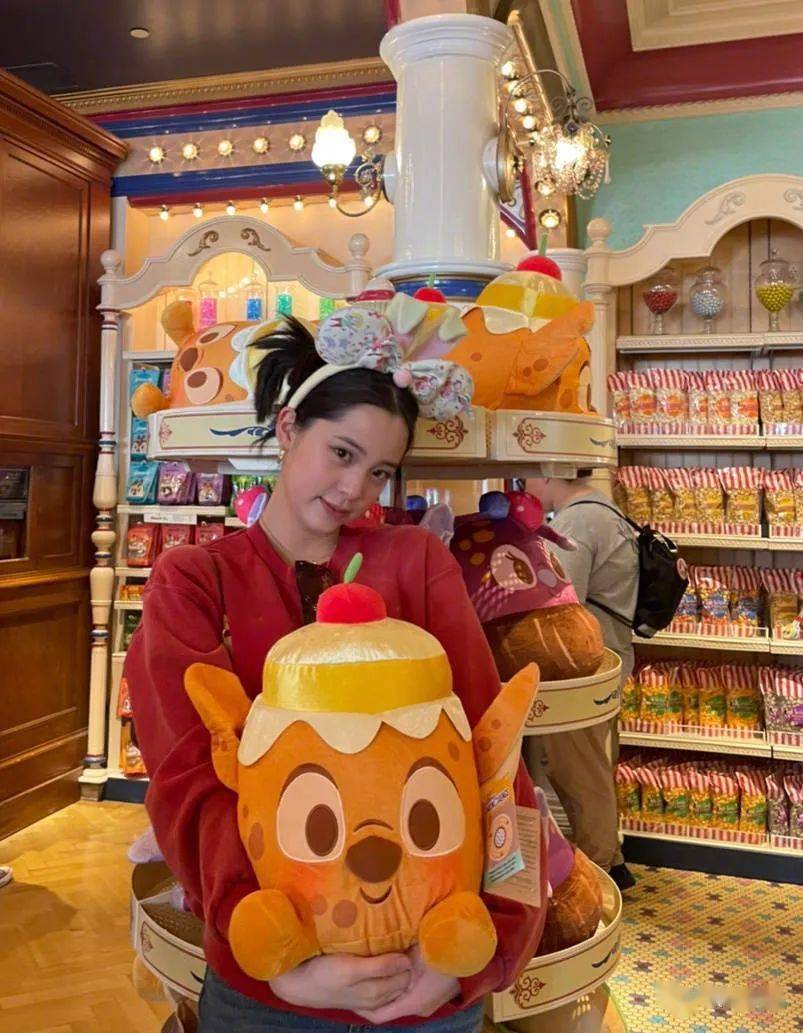 欧阳娜娜戴米妮发饰逛迪士尼 笑容可爱少女感十足_照片_来源_娱乐