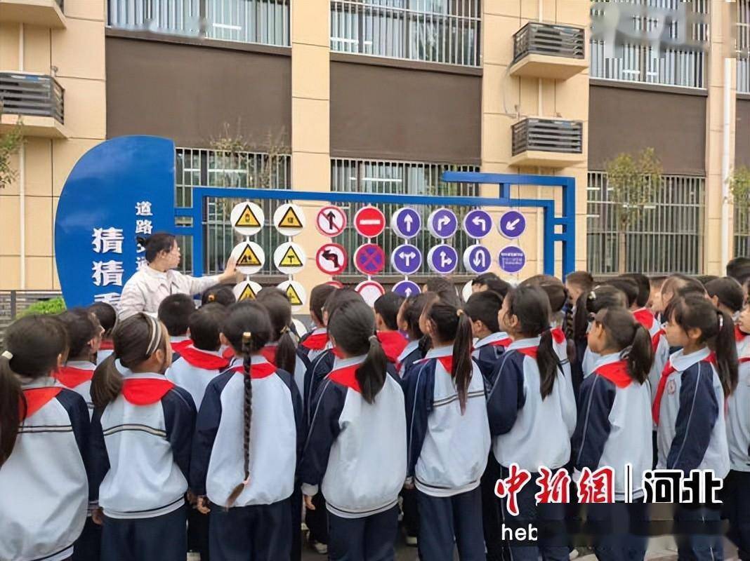 图为六朝园小学"道路交通安全实景教育体验场 王俊平 摄