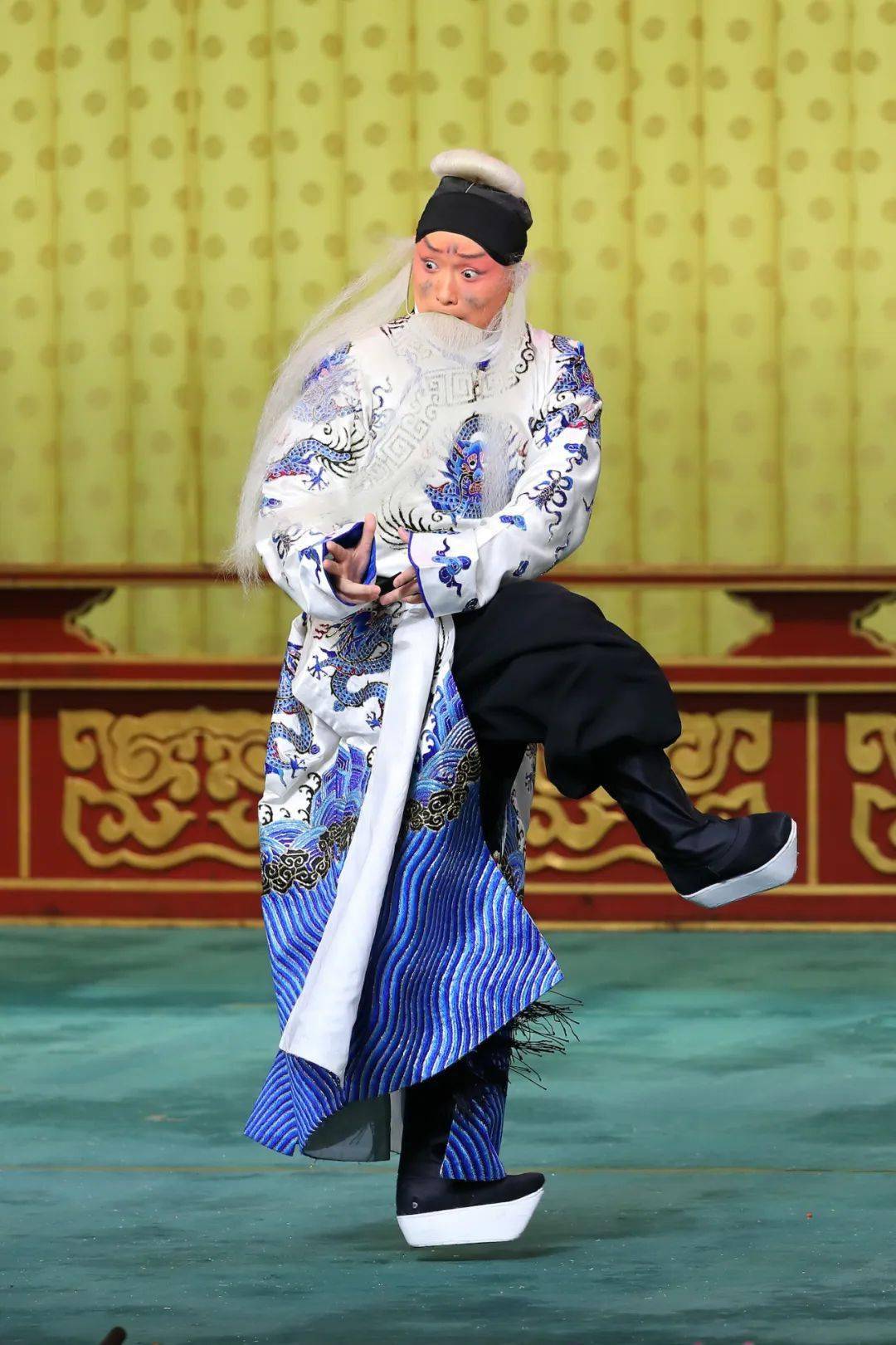 "双面"凌珂:得传统而识现代_北京京剧院_黄忠_营寨