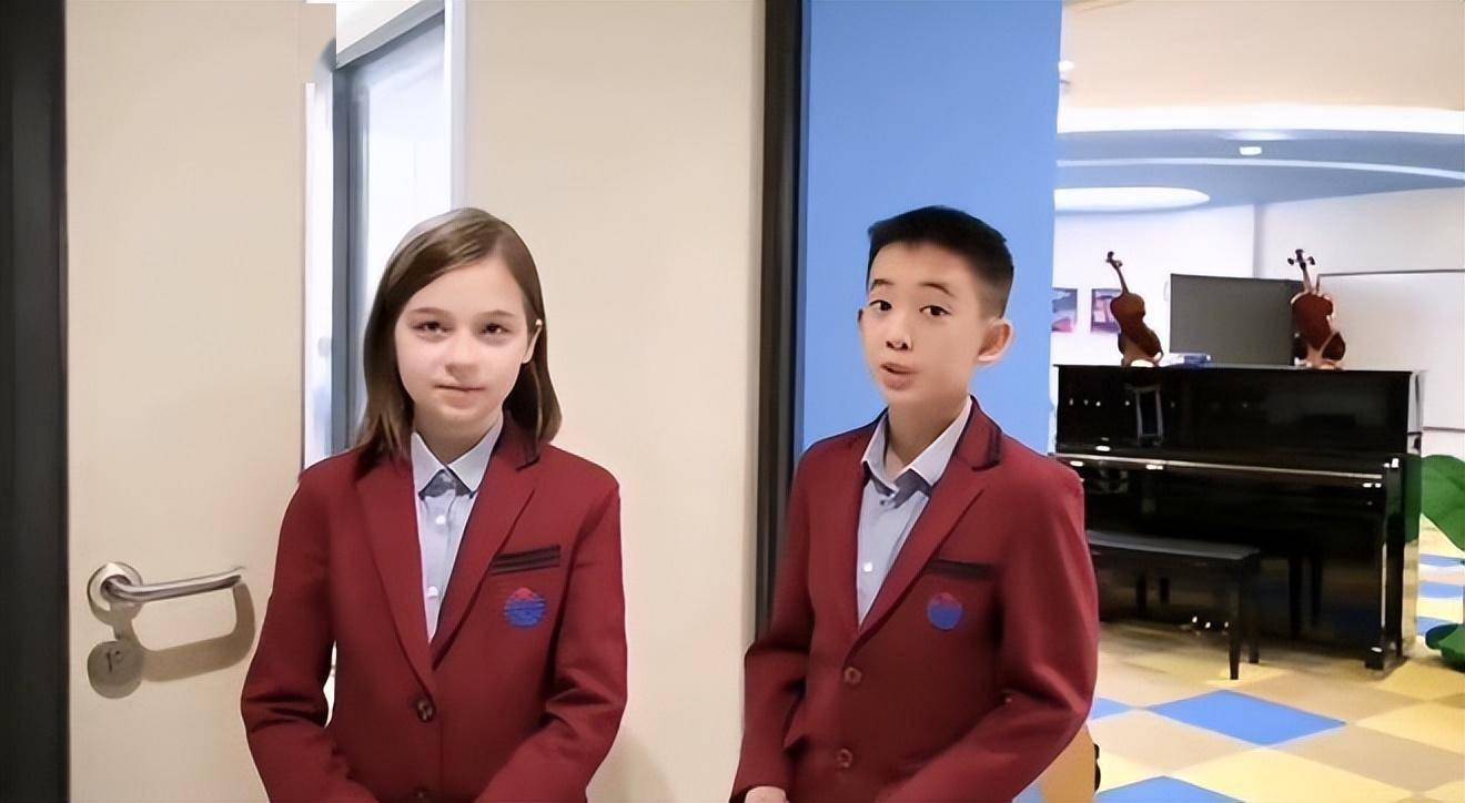 同学们正在拉小提琴唱歌,听到熟悉的旋律,jasper也跟着唱起来