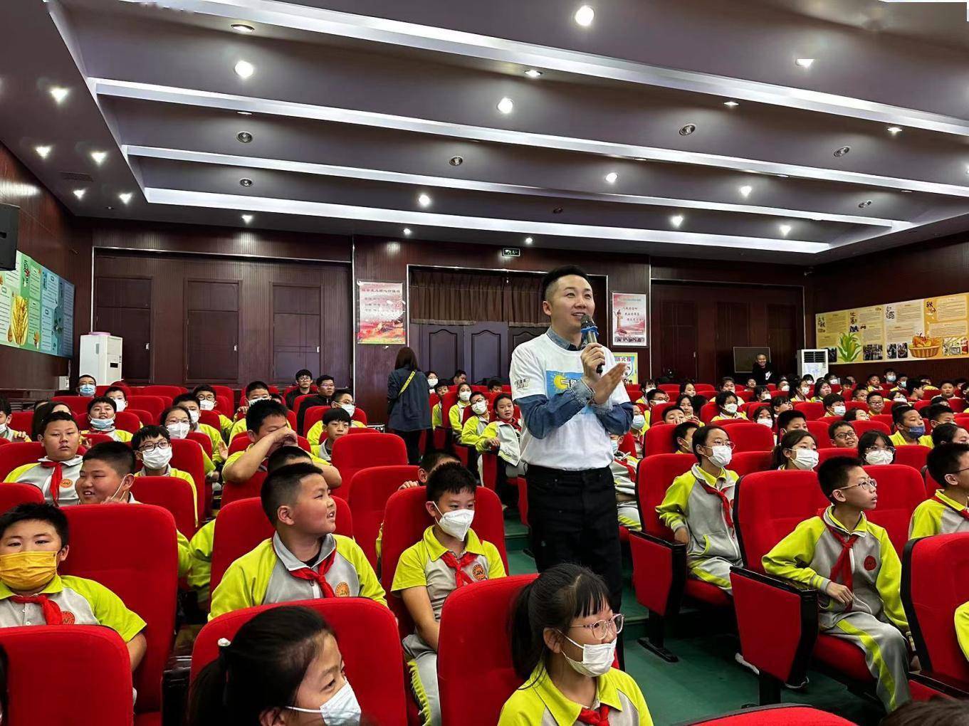 "活动现场,张家湾镇中心小学五年级三班的唐东萱一字不差背诵下来了