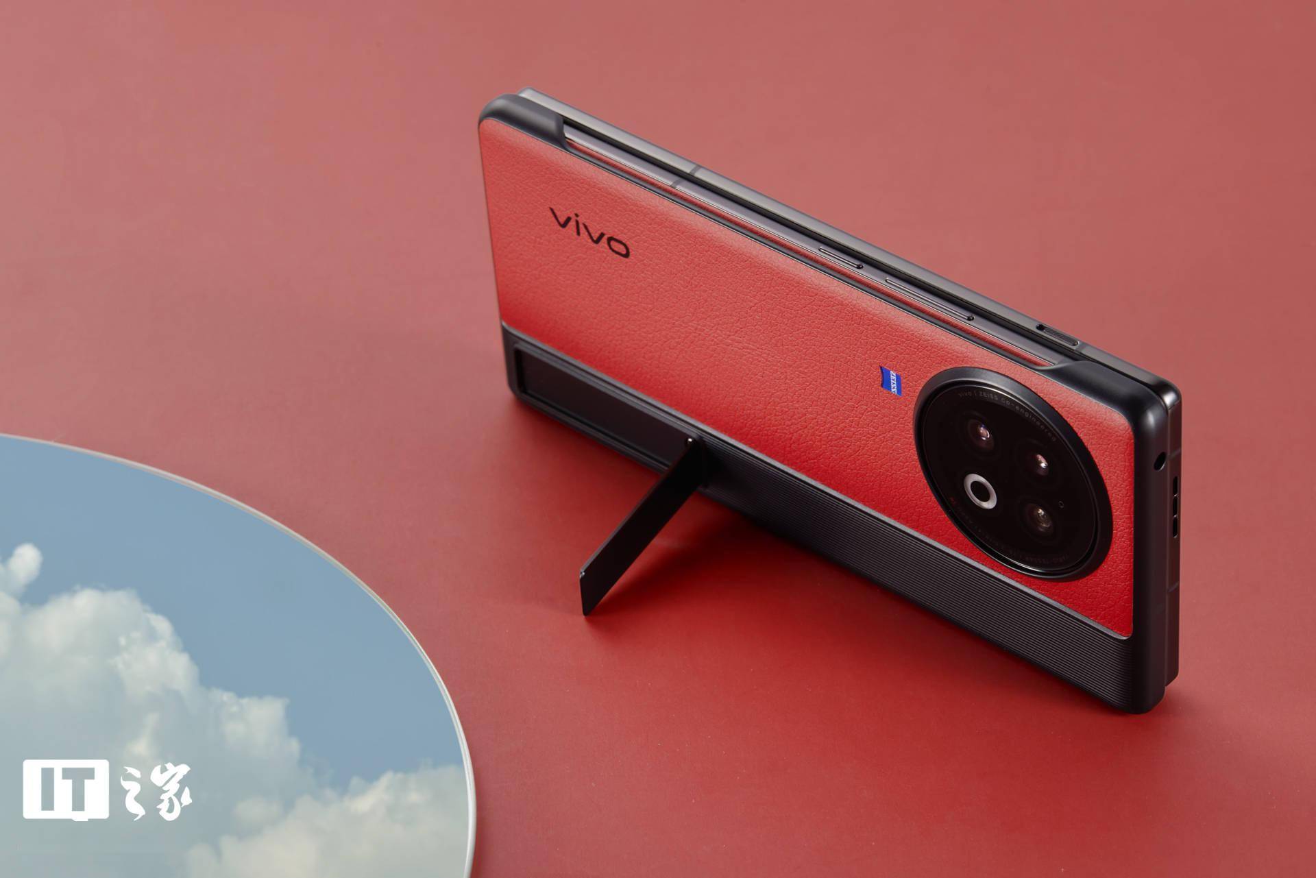 【it之家开箱】vivo x fold2 折叠屏手机图赏:华夏红养眼,更轻更薄