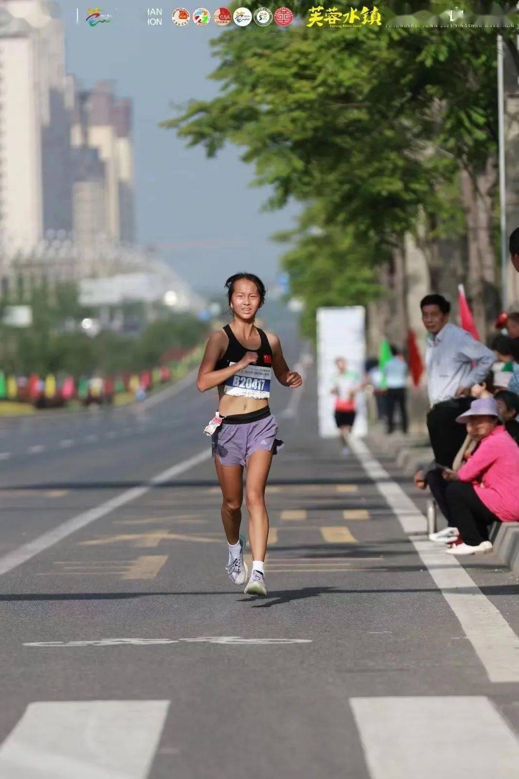 内蒙古根河市选手宗美玲以1小时20分50秒的优异成绩斩获女子半程