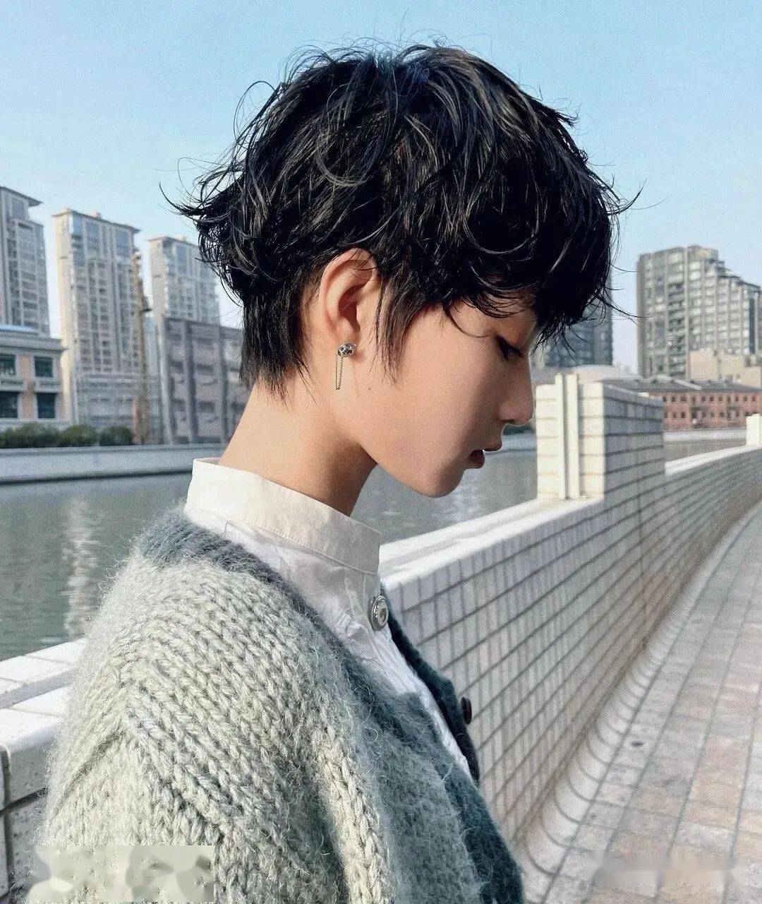 春天到了夏天不远了圆脸鹅蛋脸方形脸的女生烫卷的最大好处就是显发