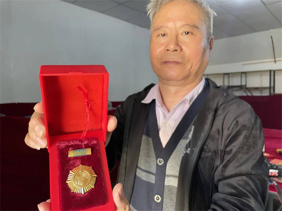徽章收藏:蕴含时代特征印记 讲述峥嵘岁月故事_高旗_研究_奖章