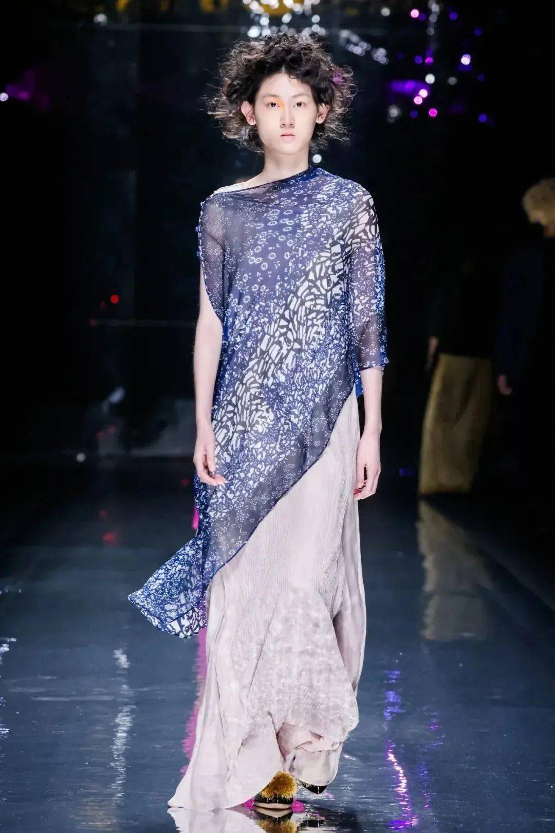 蓝印花布印染技艺,通过刻版,刮浆,染色,去白等步骤将美好祝福定格