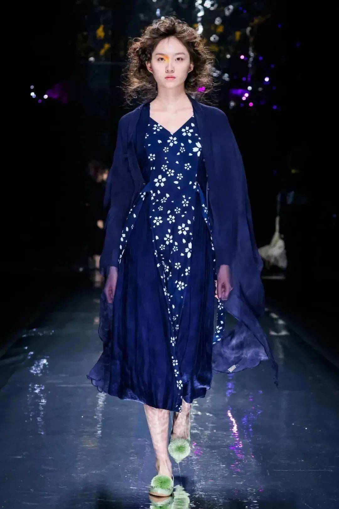 蓝印花布印染技艺,通过刻版,刮浆,染色,去白等步骤将美好祝福定格