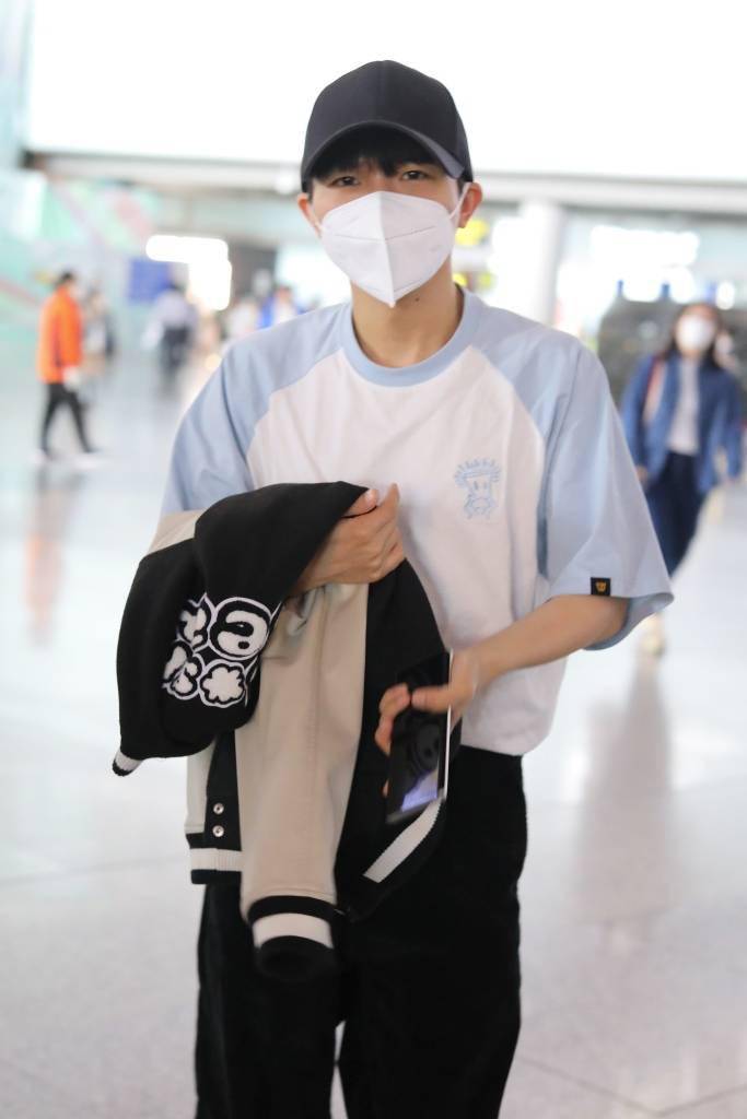 周深现身首都机场 前往北京国际电影节开幕式_账号_精彩表演_运动