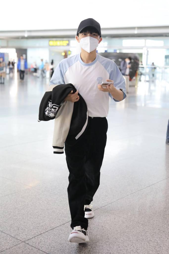 周深现身首都机场 前往北京国际电影节开幕式_账号_精彩表演_运动