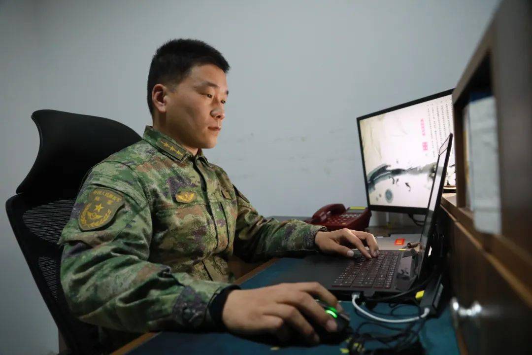 几个月后周红磊所在连队参加上级抽考作为连长他选择了推迟婚礼和战友