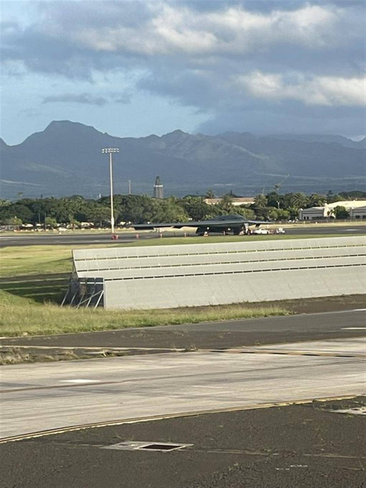 该机场与希卡姆空军基地共用地面和跑道