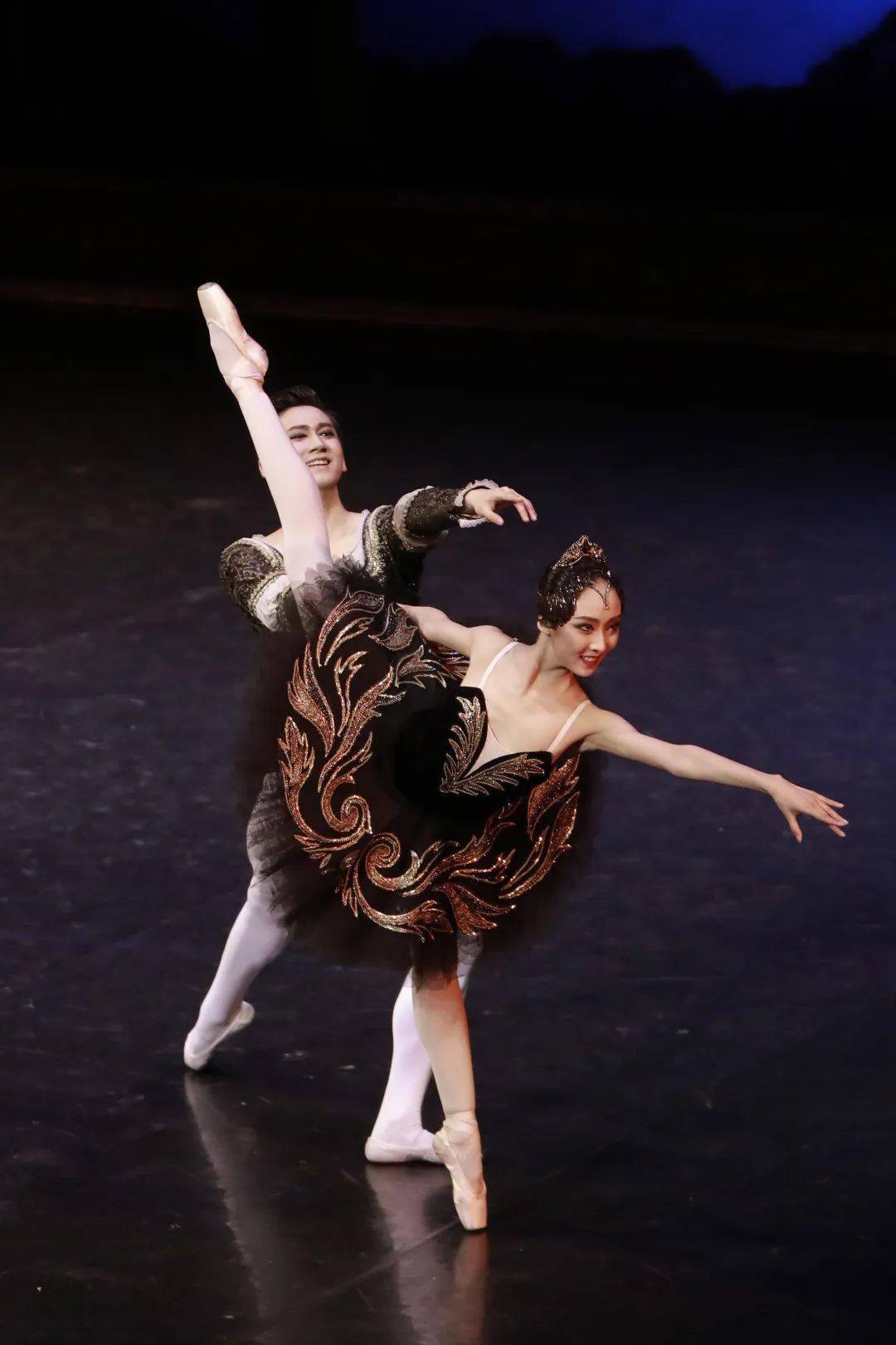 【惠民抢票】芭蕾舞剧《天鹅湖》再临崂山,演绎足尖上的浪漫童话!