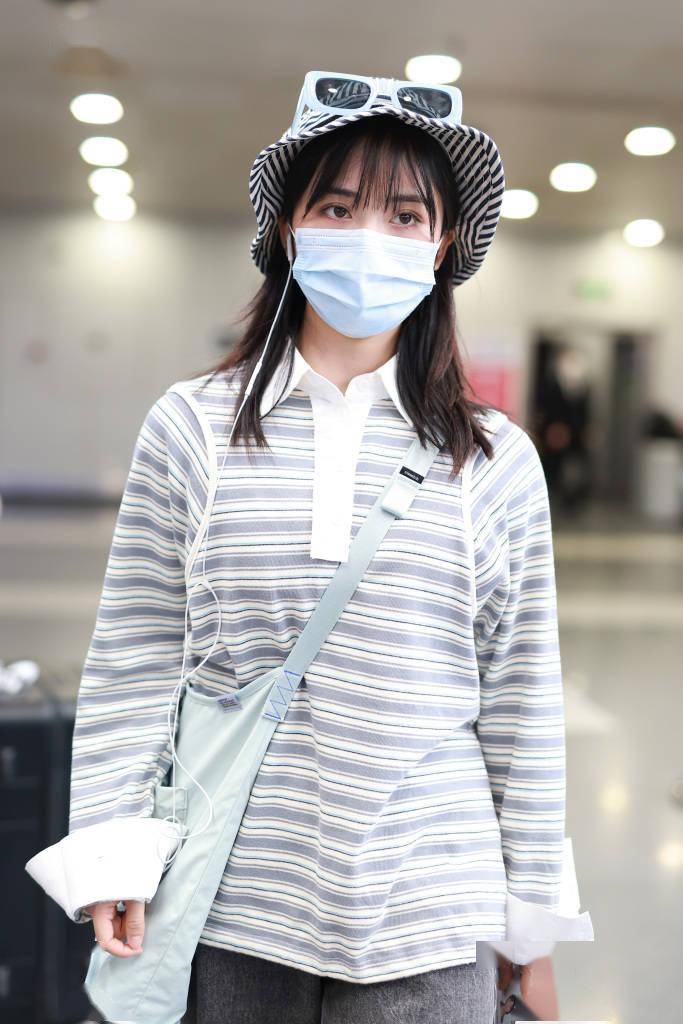 沈月穿奶茶灰条纹衫现身机场 搭配浅色渔夫帽满满学院风_北京_烟灰色