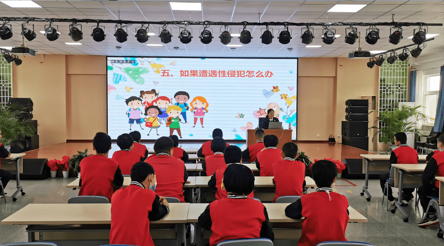 北京市顺义区检察院第一检察部干警霍云走进顺义区特殊教育学校,以"