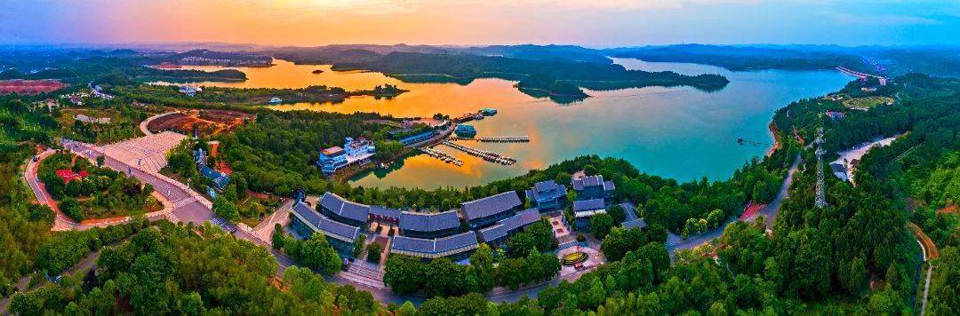 仙海湖上"落霞与孤鹜齐飞"写碧波荡漾,沉抗水库水天一色终成"蜀中泽国