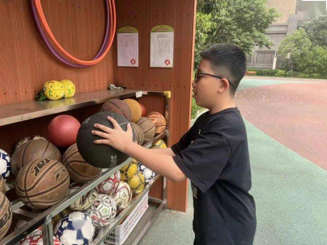 班会课上,班主任老师先借助多媒体课件,向学生讲清了什么是公物,接着