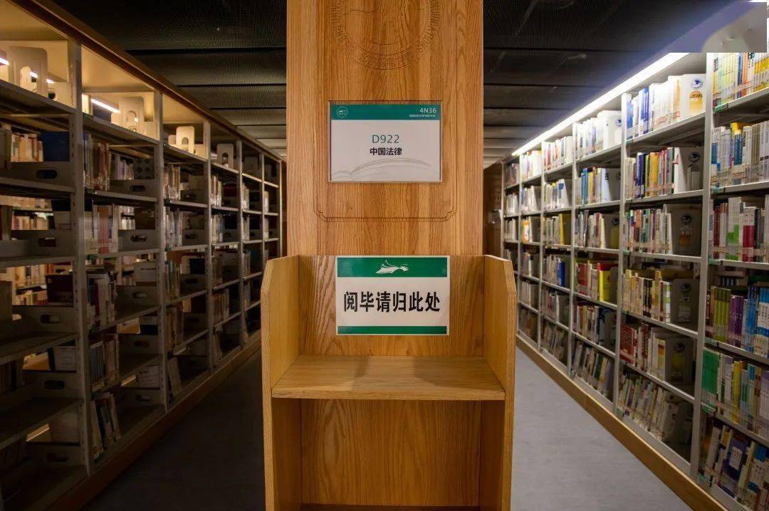 沙河图书馆标识系统以"书卷"为灵感来源,独特的弧度设计寓意"开卷有益