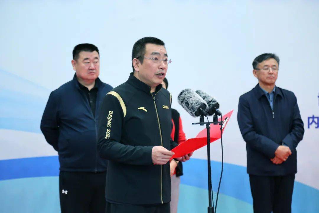 内蒙古电力集团副总经理梁景坤将赛旗交由下一届承办单位包钢集团.