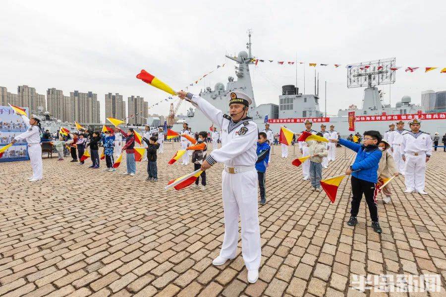 真正顶流！青岛这里排起长队！外地游客连夜开车7小时赶来，只为见一面…_舰艇_人民海军_活动