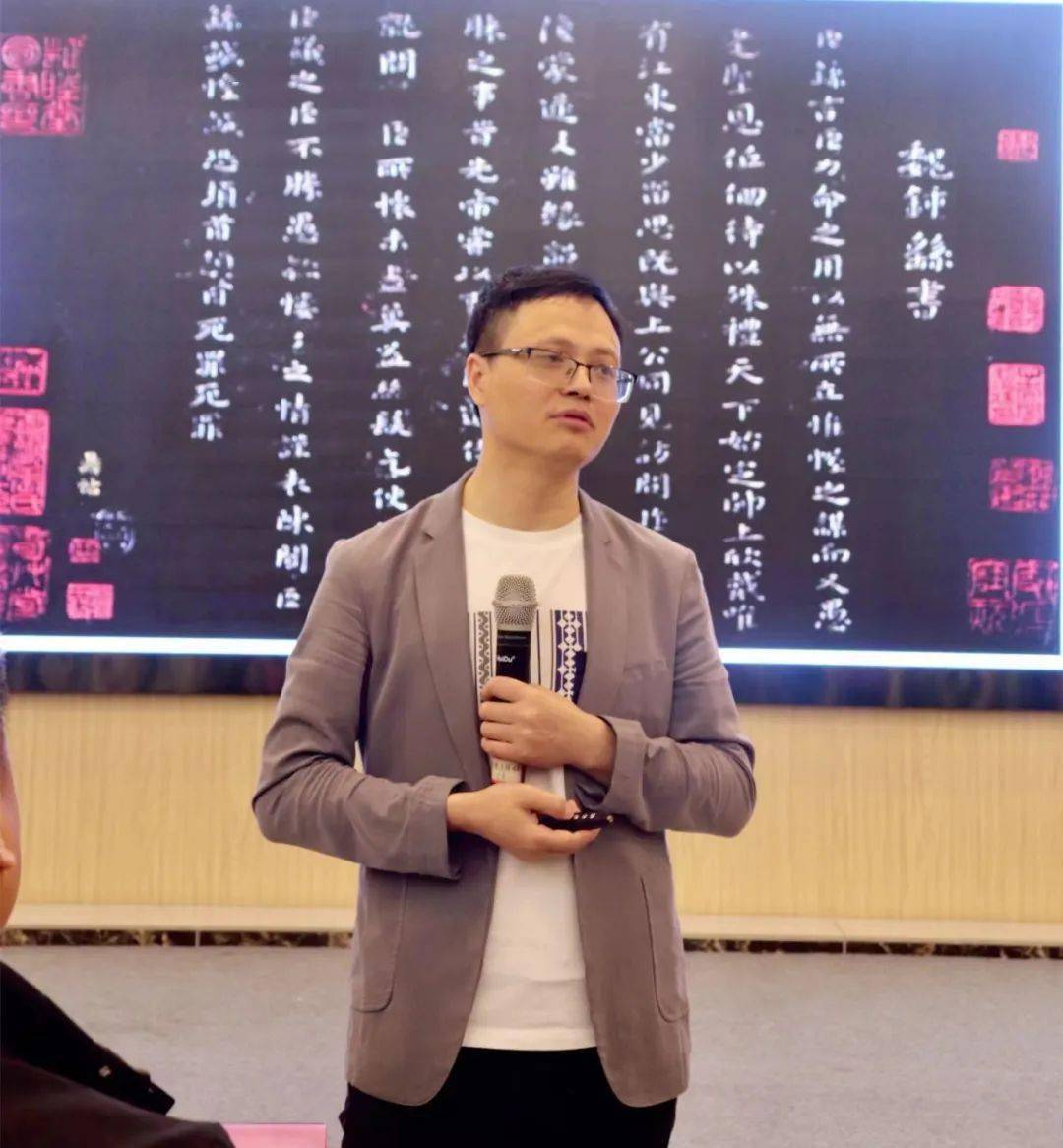 中心文化交流部主任彭洪顺授课开班仪式结束后,中国书法家协会会员