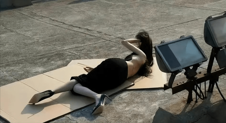 穿露背裙躺纸板上拍照,妖娆姿势让网友直呼看不懂_造型_时尚_服装