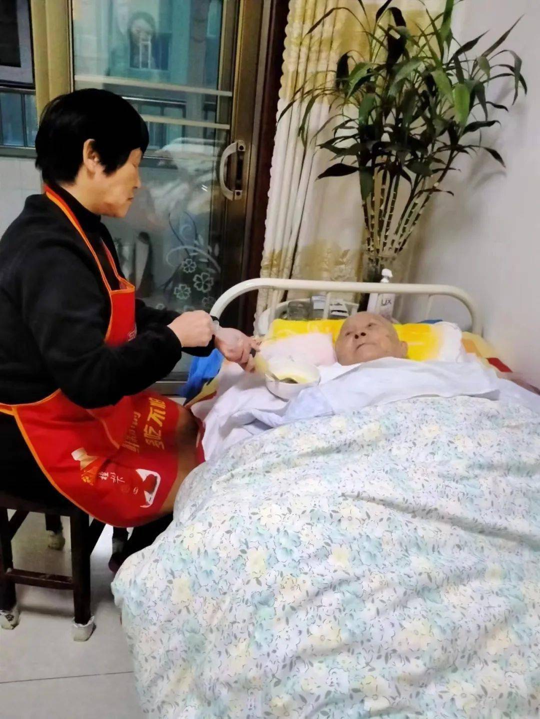 她从2012年开始照顾因脑溢血成为植物人的婆婆,至今已整整照顾了11年.