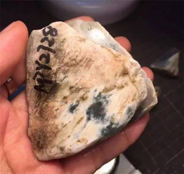 精品莫西沙翡翠原石,镂空设计的冰种牌子,让成品价值提升许多倍!