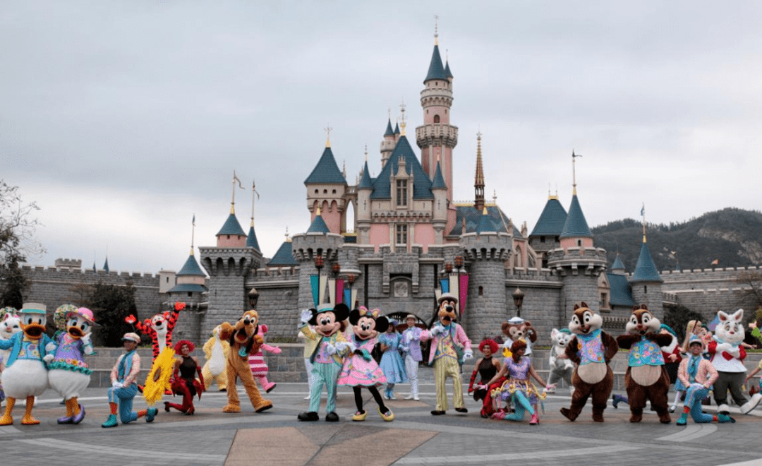 此外,青马大桥,中环摩天轮,昂坪360"全景缆车",香港迪士尼乐园,海洋