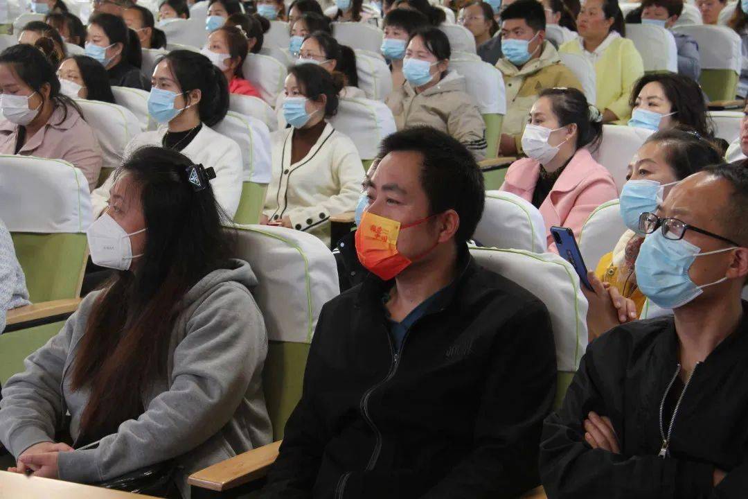 【家庭教育】引领孩子度青春——临港区举办家庭教育讲座_家长_威海市