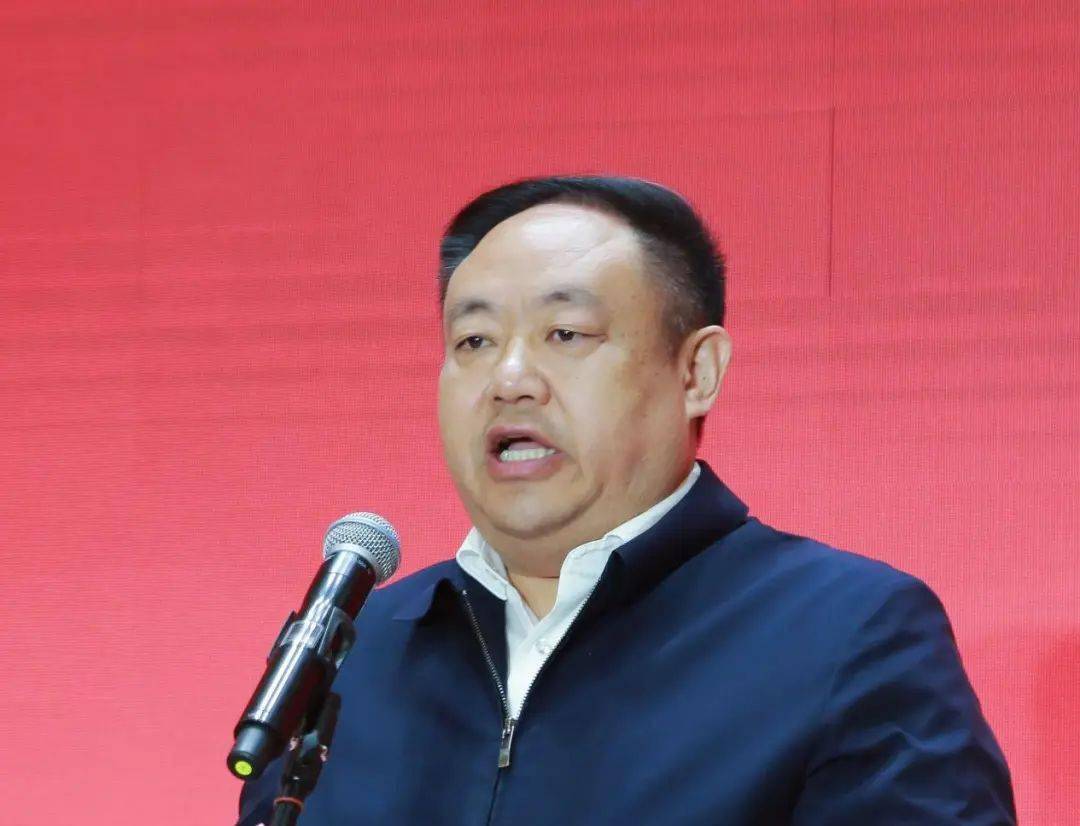 薛剑在致辞中表示东海县是闻名中外的世界水晶之都,水晶储量,质量均居