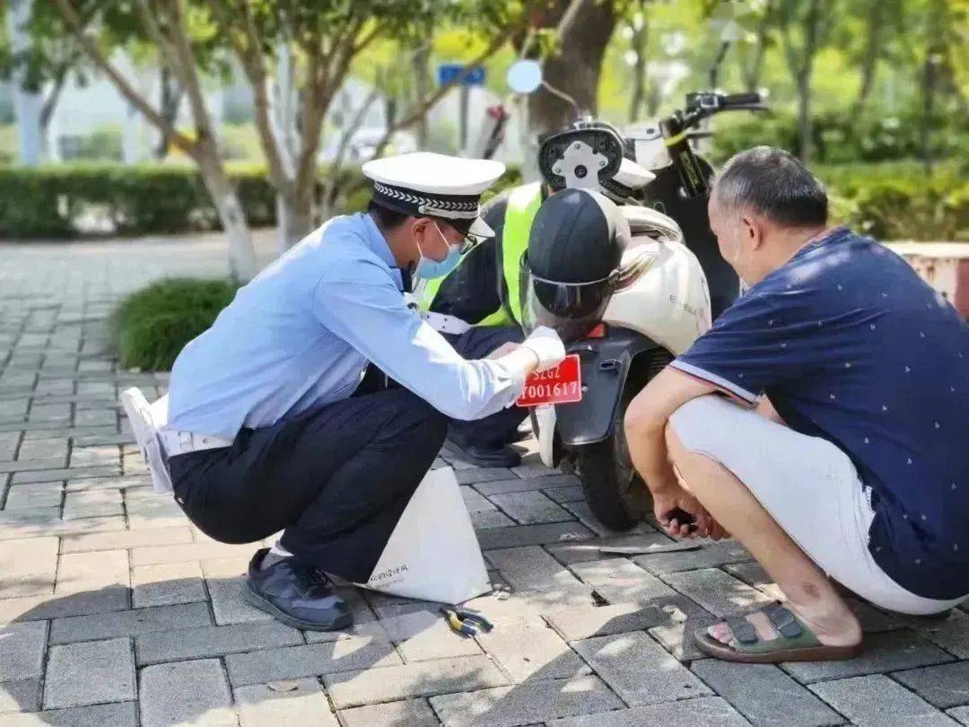 对电动自行车常见违法行为实施"六个一律"管理措施,即:查处电动自行车