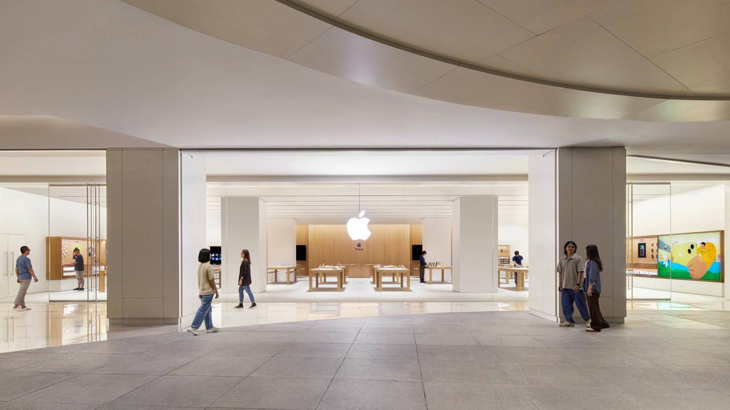 苹果展示Apple Store深圳万象城零售店：地面铺有巴东芝麻白花岗岩 墙面则覆盖木饰
