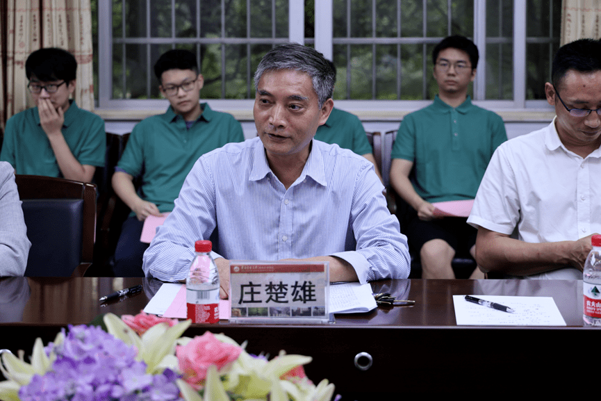 庄楚雄院长作总结发言开班仪式结束后,全体研究生与学校,学院领导及