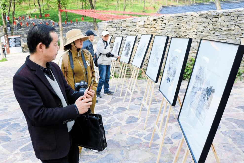 县委书记钱俊出席仪式并宣布旅游节开幕.县领导徐良,张平,汪