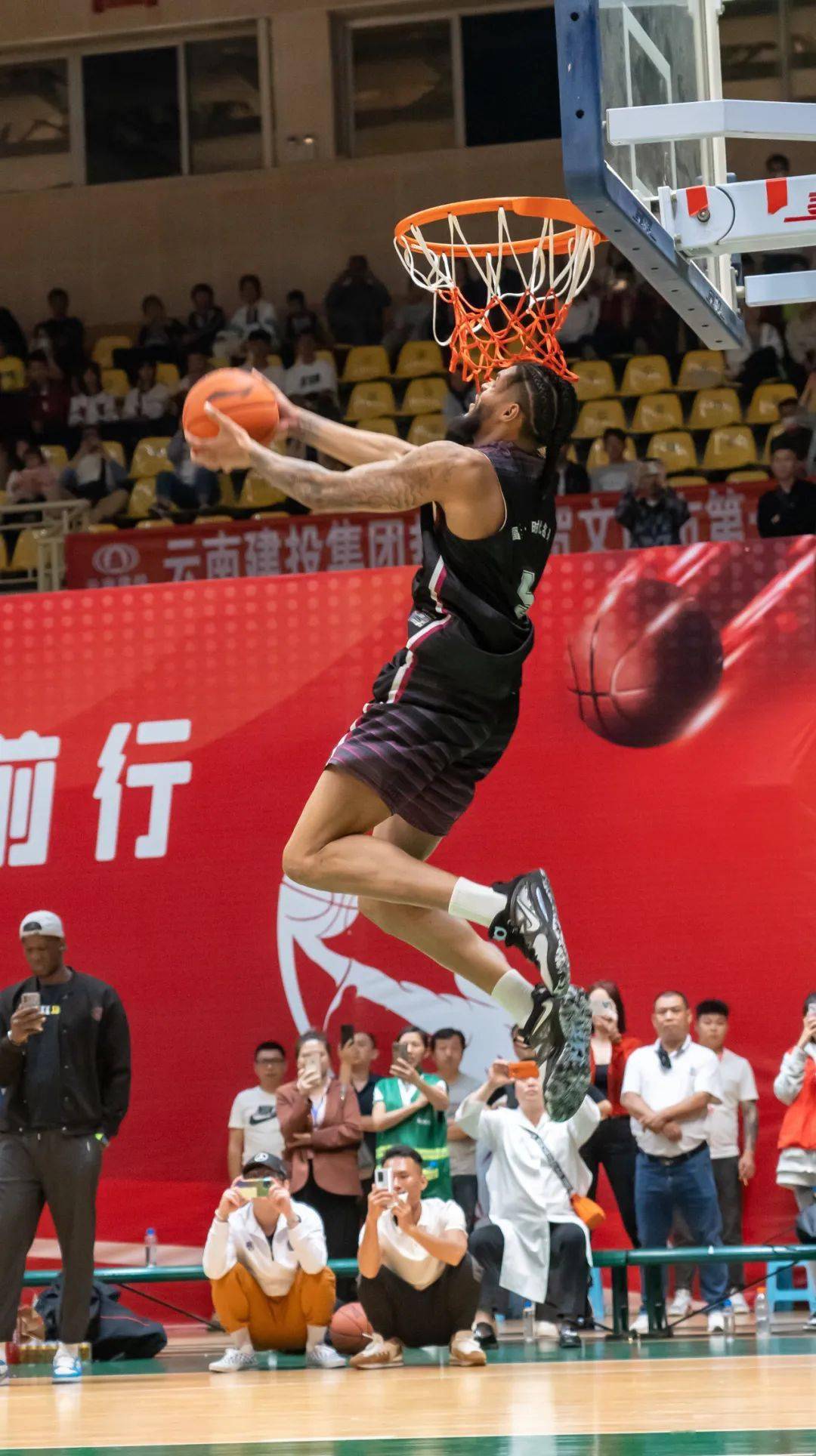 球员万磊,林景元,爱德华兹3名球员在扣篮大赛中脱颖而出,分别荣获第一