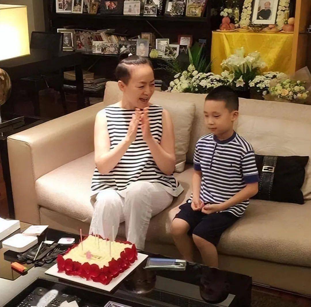 穿黑色吊带裙戴庆生帽,紧挨干儿子像漂亮阿姨_林永健_生日_奶奶