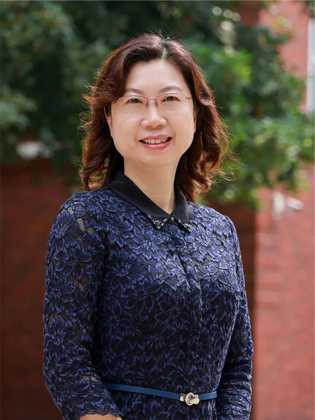 杨霞从教34年,是广东省特级教师.