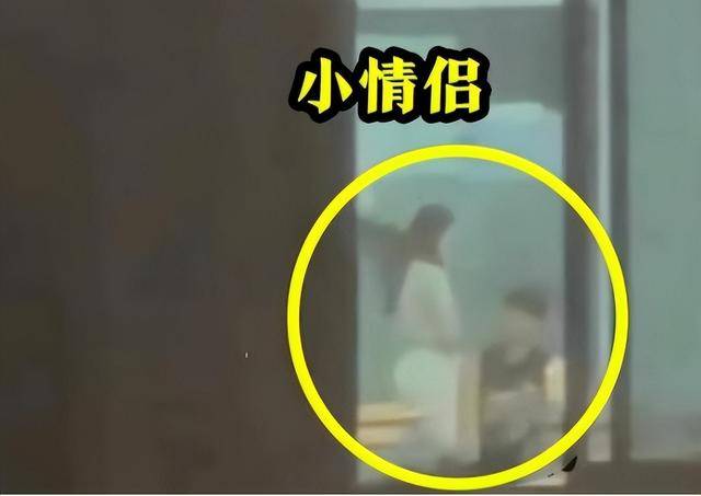 四川传媒学院不雅事件曝光,大学生情侣在教室发生关系,百人围观_男女