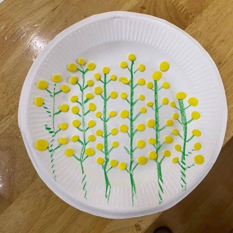 瞧,孩子们要自己喜欢的方式来制作漂亮的油菜花.