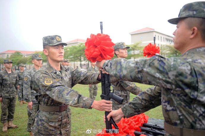 入列!武警第二机动总队举行授装仪式