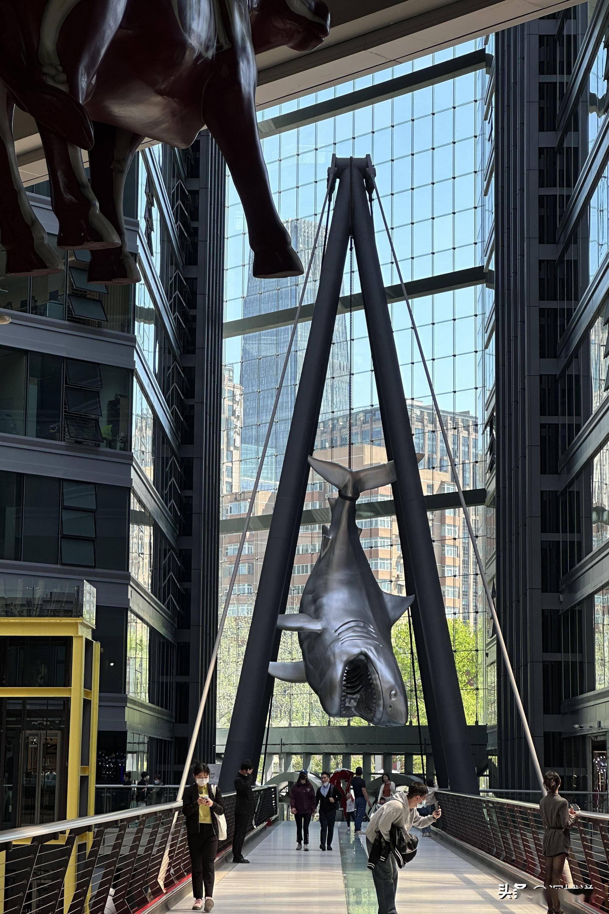 北京侨福芳草地,虽然是个商场,但真的把艺术玩透了_购物广场_装置