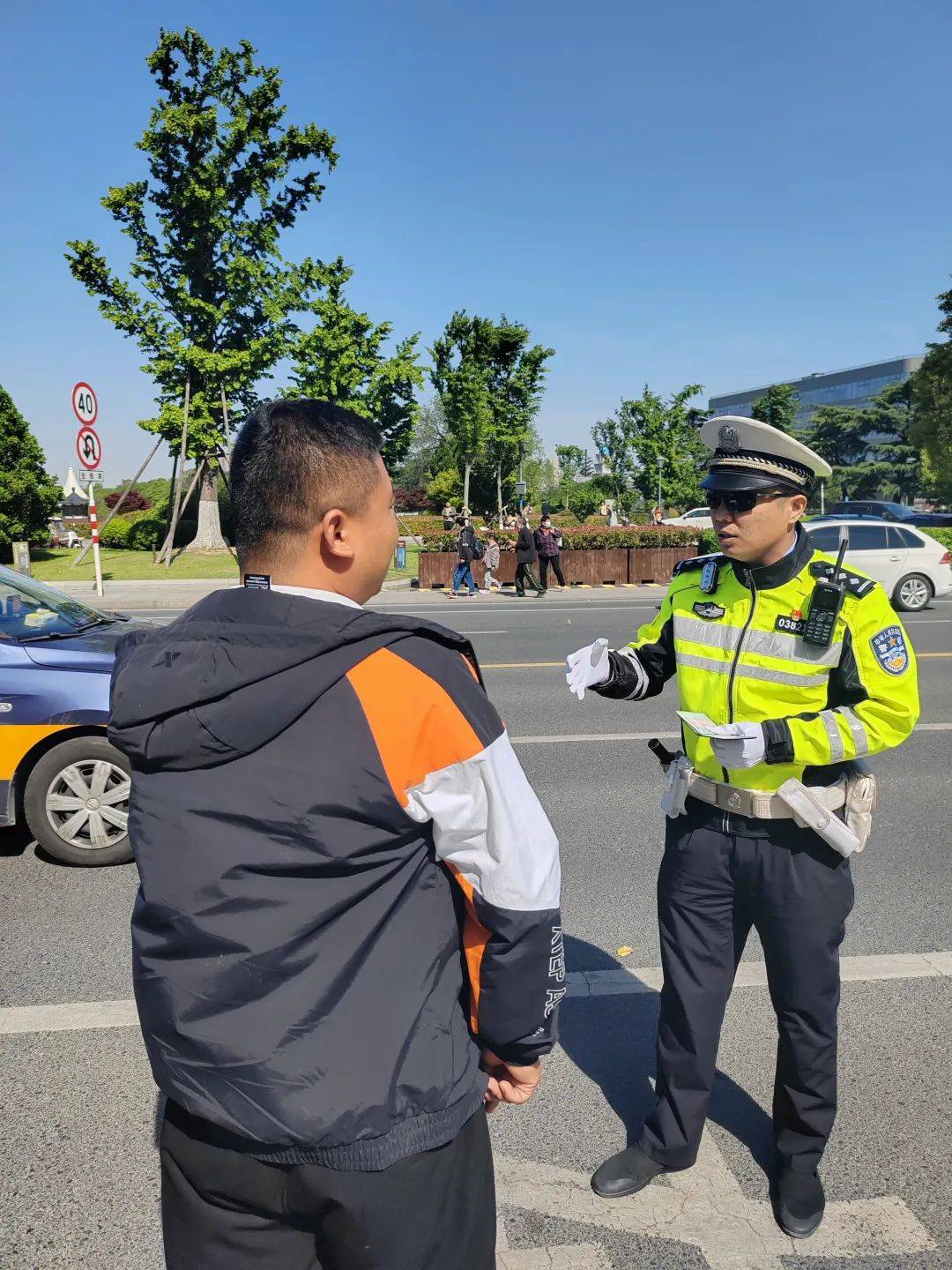 在湖東路北側的雲龍湖洩洪閘附近,徐州市交警支隊泉山大隊民警發現