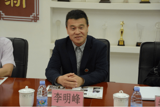 魏健校长与李明峰校长代表各自的学校,签署了结对帮扶协议书.