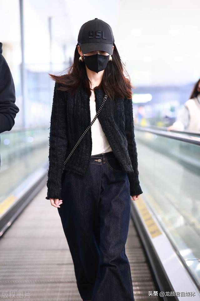 李沁现身北京机场 身着黑色小香外套低调大气