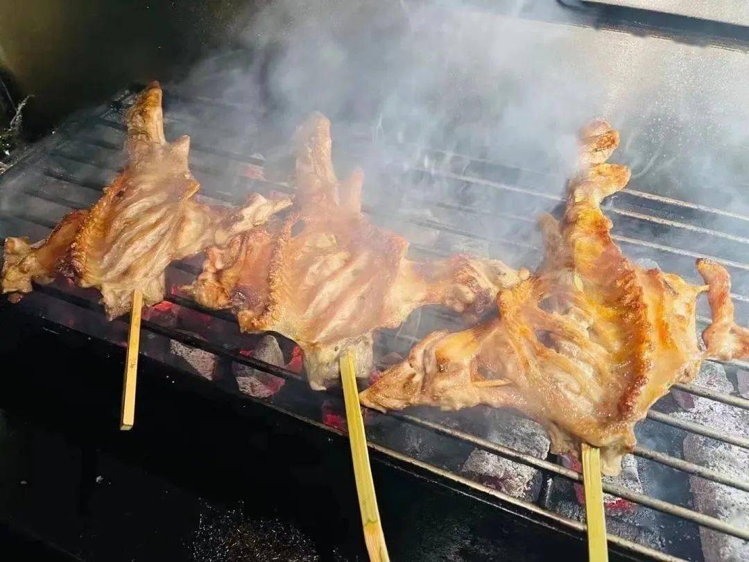 在宁远的烧烤摊,有一道十分流行,必不可少的美食——烤火鸡翅膀.
