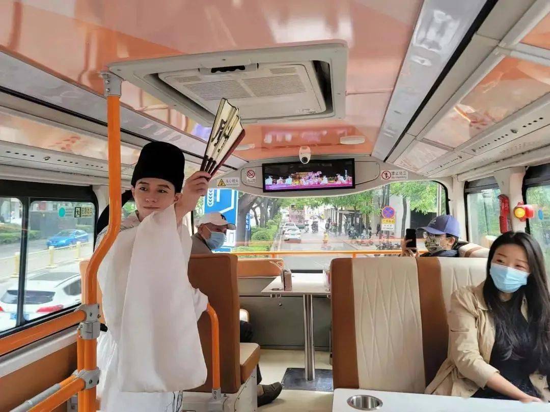城事丨全国首辆唐诗主题观光巴士在西安发车啦~_城墙_古城_游客