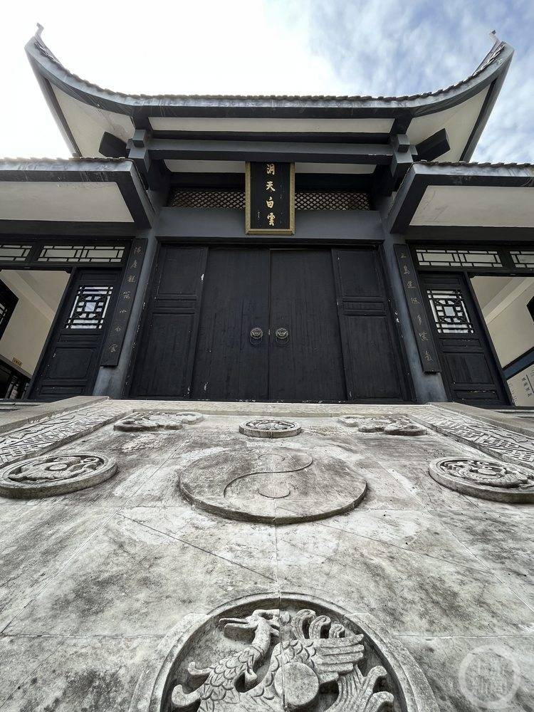 白云竹海白云观,青瓦白墙,依山而建,雨后的竹海仿佛置身仙境,云雾缭绕