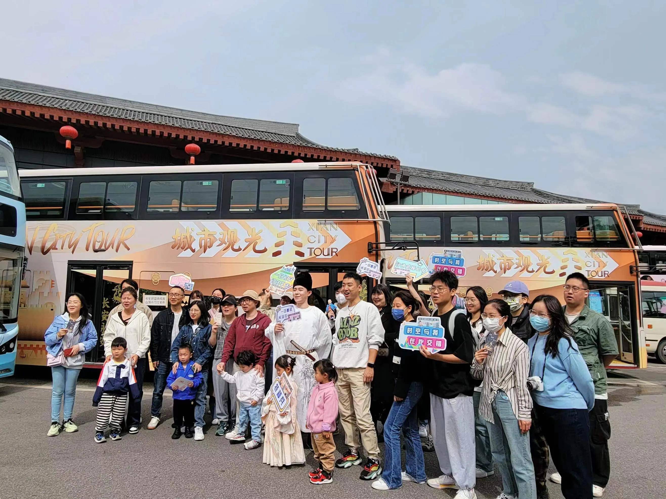 首辆唐诗主题观光巴士西安发车_游客_古城_城墙