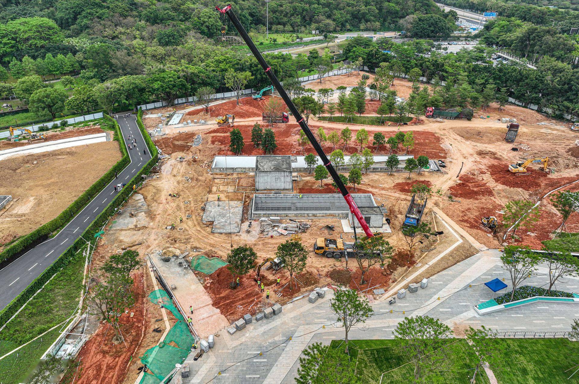 中铁二局200余名建设者坚守在施工一线,全力抢抓公园廊桥以南项目建设